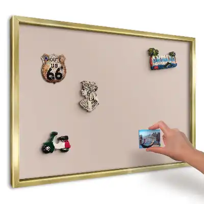 Beżowa minimalistyczna tablica magnetyczna na ścianę