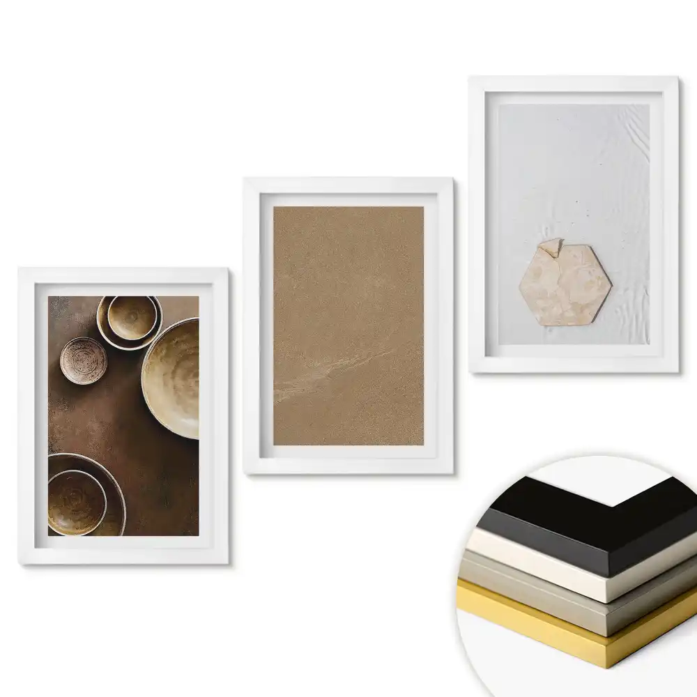 Zestaw 3 obrazów w ramie z minimalistycznymi kompozycjami ceramicznymi i teksturami