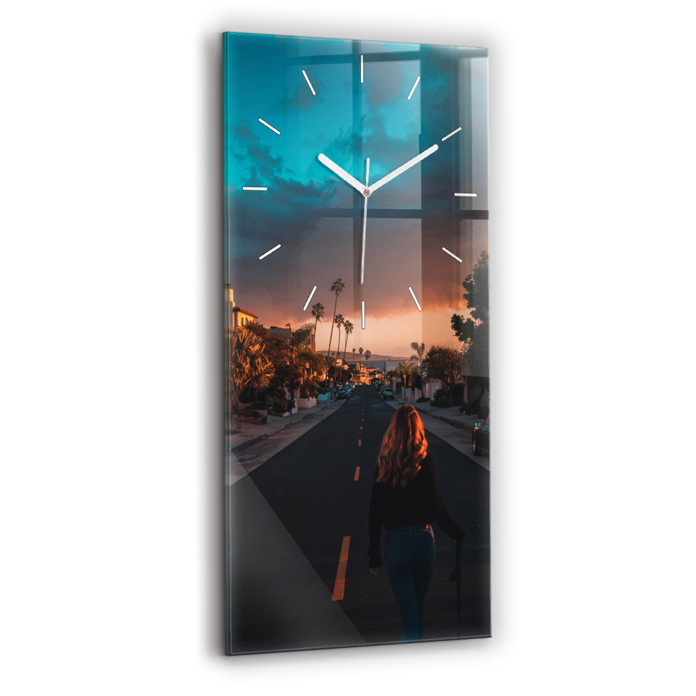 Zegar pionowy Kobieta na drodze